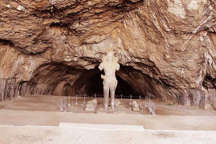 غار شاپور از دیدنی های دشت ارژن